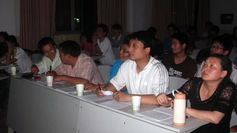 评委老师在观看